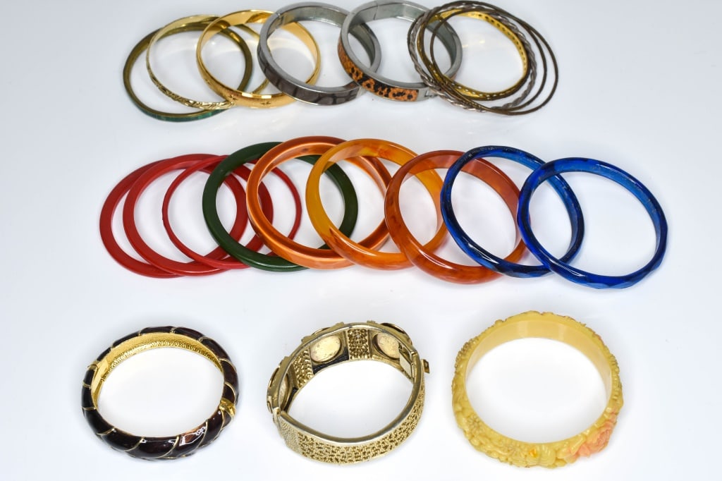 20+ Grouping of Bangle Bracelets (1 of 9)