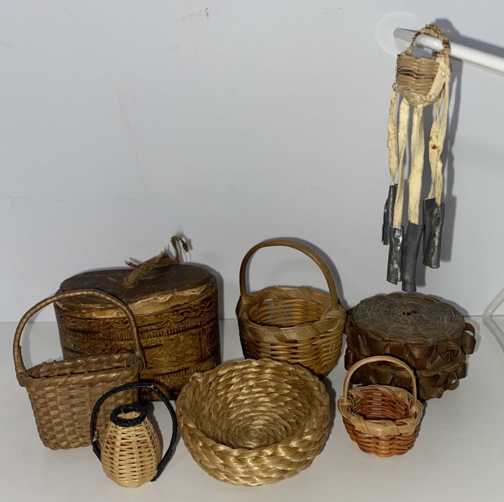 Small Woven Baskets: Includes mini woven baskets. Biggest measures approx 3 x 2in.