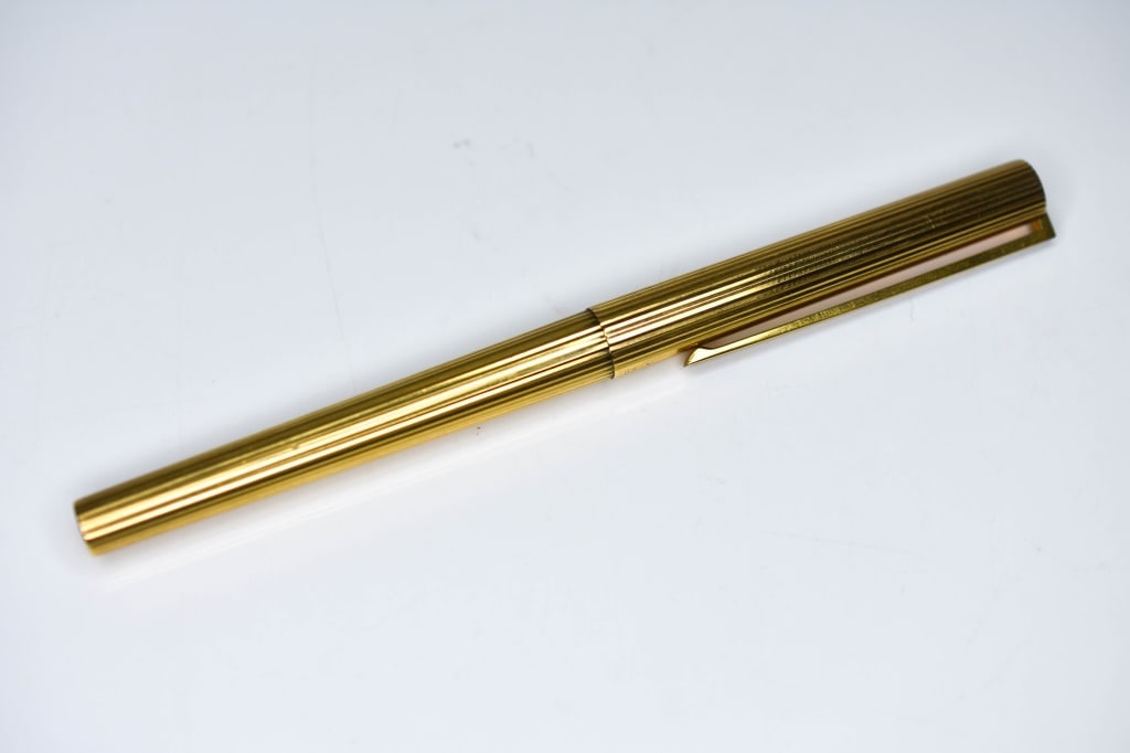 S. T. Dupont Line Enamel Clip Pen: Vintage roller ball pen, fitted with a metal clip (serial no. on side of clip DOUR52) with black enamel inlay. Marked S.T. Dupont Paris and Dove over D hallmark. Missing cartridge. Provenance: From a 