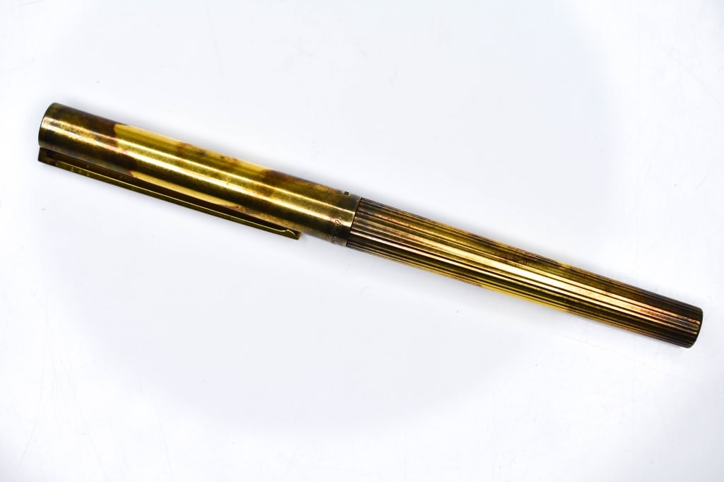 S.T. Dupont Gold Vermeil 925 Fountain Pen 18K Nib: Vintage Marked on side of cap "S.T. Dupont Paris Dupont hallmark and gold vermeil over 925 sterling Fountain classique Pen with18kt Gold Nib, marked on nib 18ct "D" 750, with black enamel clip. Pen to