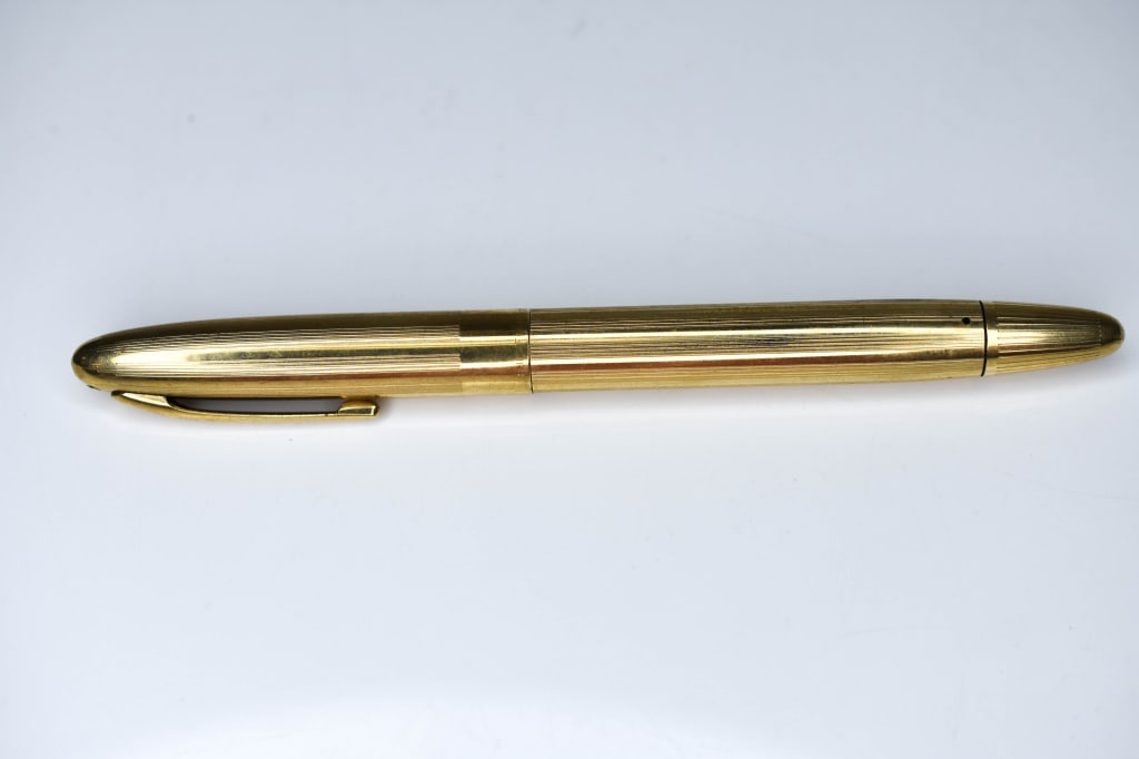 Sheaffer White Gold Filled Fountain Pen 14K Nib: Vintage 1950's Sheaffer's White Dot Touch Down All Gold Filled Fountain Pen with original 14k Gold Nib. Measures 5.3"