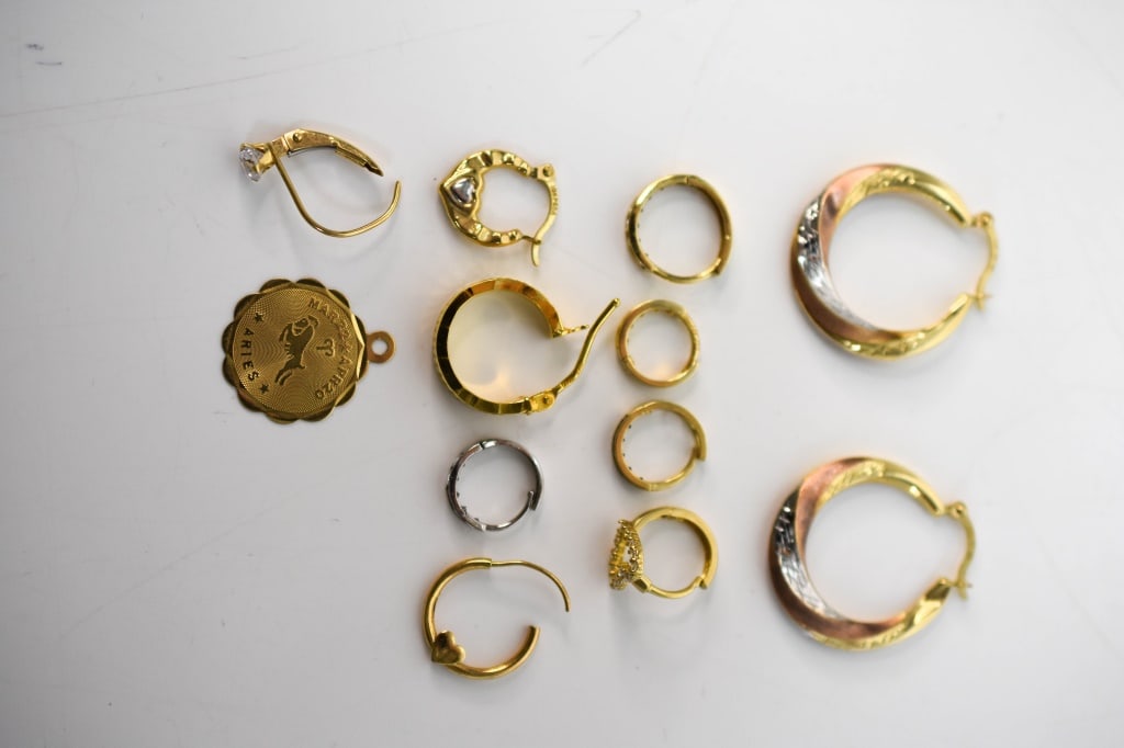 10k & 14k Gold Earrings & Pendant Collection: Grouping includes: Pair of 10K gold earrings in good condition, (3) additional misc. 10K gold earrings, (4) additional 10K gold earrings with (1 earring with 5 untested onyx stones, remaining 3 10K go