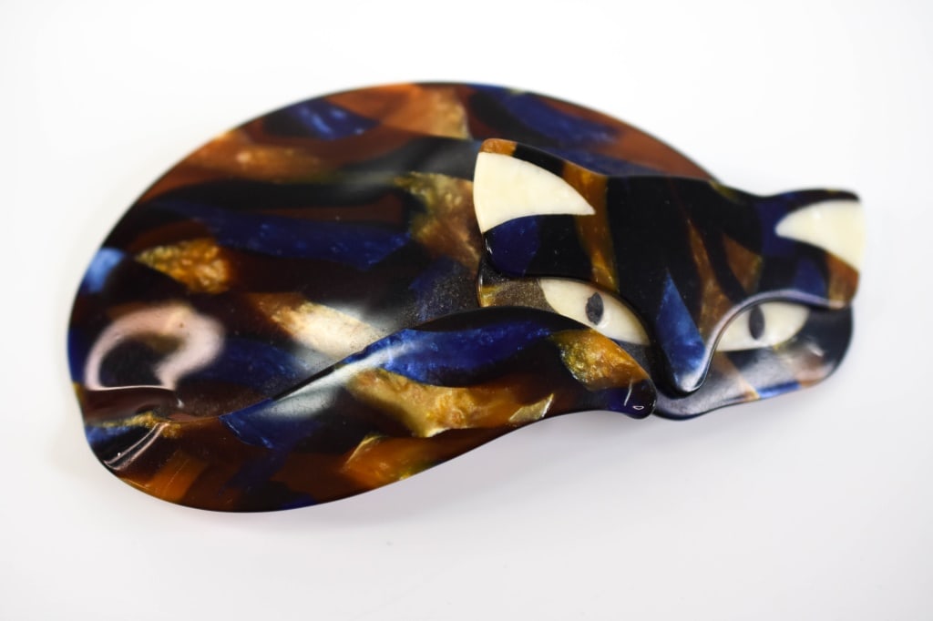 Signed Lea Stein Paris Laying Cat Pin Brooch: Measures 3.75" long All items are as in found condition from estate.