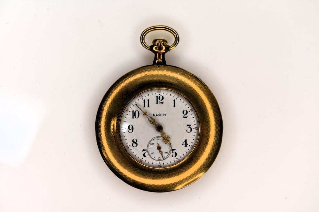 Antique Elgin Demi Hunter GF Engraved Pocket Watch: Elgin USA, open face, Demi Hunters gold filled case, movement no. 16140945, gilt hour, minute and second hands, case: engraved back cover with open an shield and an engine turned front cover, Philadel