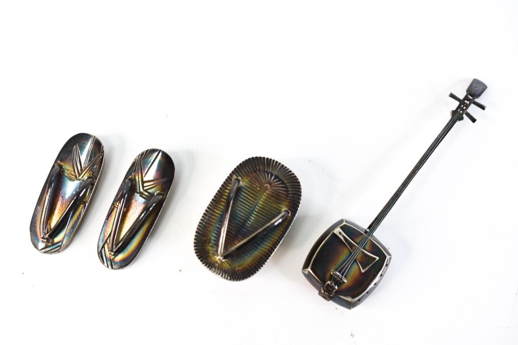 Japanese Salt & Pepper Silver 950 Sandals & More: Includes one (1) Platinum Sapphire and Diamond Bracelet. This bracelet is a custom design that consists of twenty-eight oval mixed cut sapphires, ten princess cut diamonds, twelve straight baguette cu