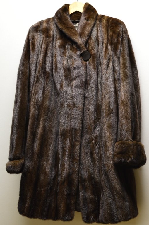 Dark Drown Mink Coat: Tagged La Marque Furs, mesures 40" in length