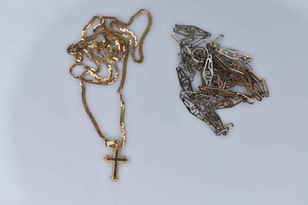 14K Gold Necklace and Cross Pendant 2.74 Grams (1 of 4)