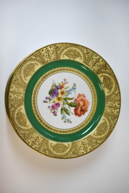 Tirschenreuth Floral & Gilt Dinner Plate Set: An elegant set of (12) porcelain dinner plates by Tirschenreuth, Bavaria, finely crafted and decorated in the manufacturer’s own studios. Each plate features a vibrant central floral bouquet framed