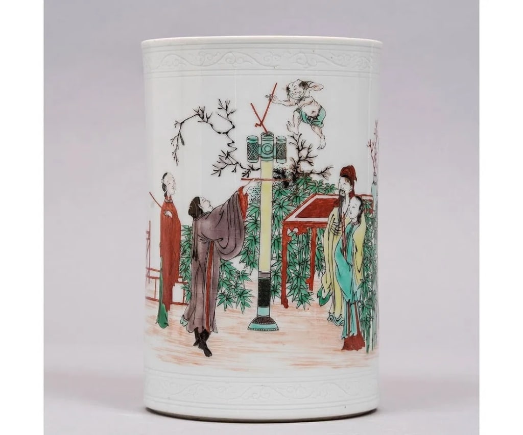 Chinese Porcelain Brush Pot: An elegant Chinese porcelain brush pot, finely rendered in the famille verte palette. Of cylindrical form with a slightly recessed foot and unglazed base showing concentric turning marks, the vessel i