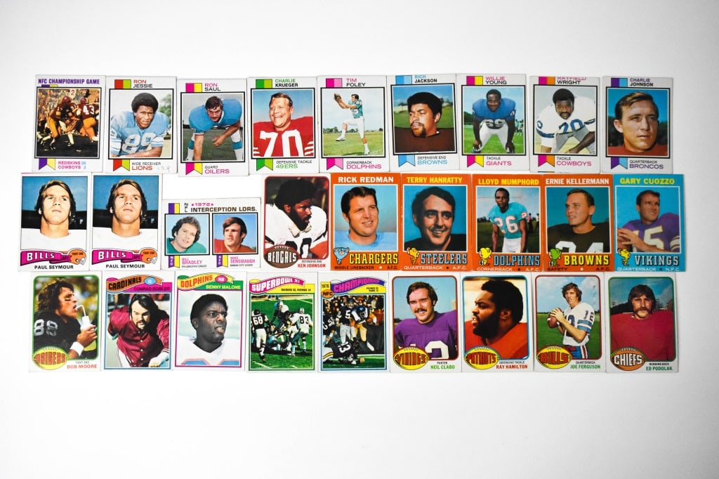 1970s to 1980 Topps Football Hockey Basketball: Cards; Mostly Commons. A few minor stars sprinkled in.about 2000 cards. Issues can be off centering , worn corners, worn edges, and overall wear. Good for set building.
