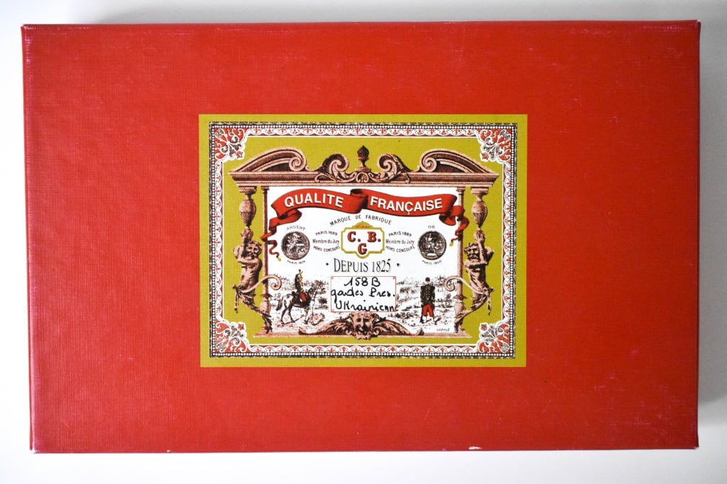 CBG Mignot Box Set #158 b Ukrainian: 5 piece set. 1 flag bearer, 1 trumpeter, 1 officer and 2 marching soldiers with rifle. Roughly 2 inches tall. They look like they lived their lives in the box. Box has wear from storage.