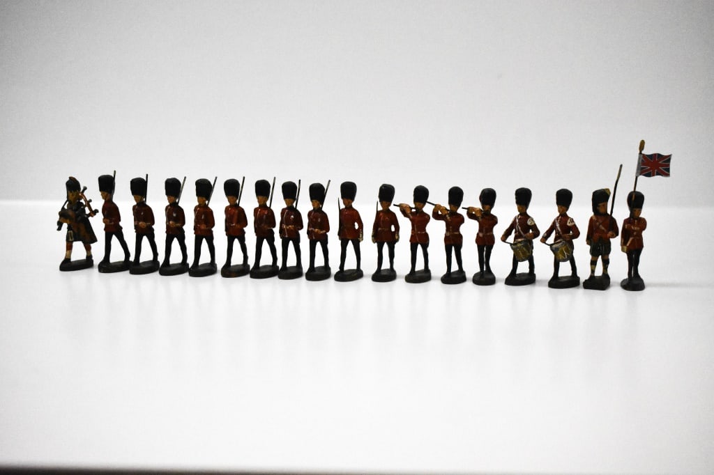 18 Elastolin British Marching Band: Combination of Life Guards and Highlanders. Marching rifleman is roughly 3 inches tall. 8 Marching riflemen, 1 highlander bagpipes, 1 highlander Marching with rifle, 2 life guard officers, 2 drum play