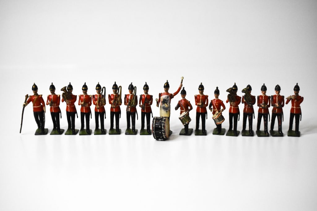 17 Britains Lean Line Infantry Band Soldiers (1 of 9)