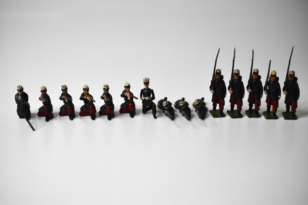 Britains Lead French Foreign Legion: 15 soldiers. 1 of the marching soldiers has a broken bayonet. Machine gunner only has 1 leg for the bipod. Bayonets, swords and rifles might have a bend to them. They are in played with condition with