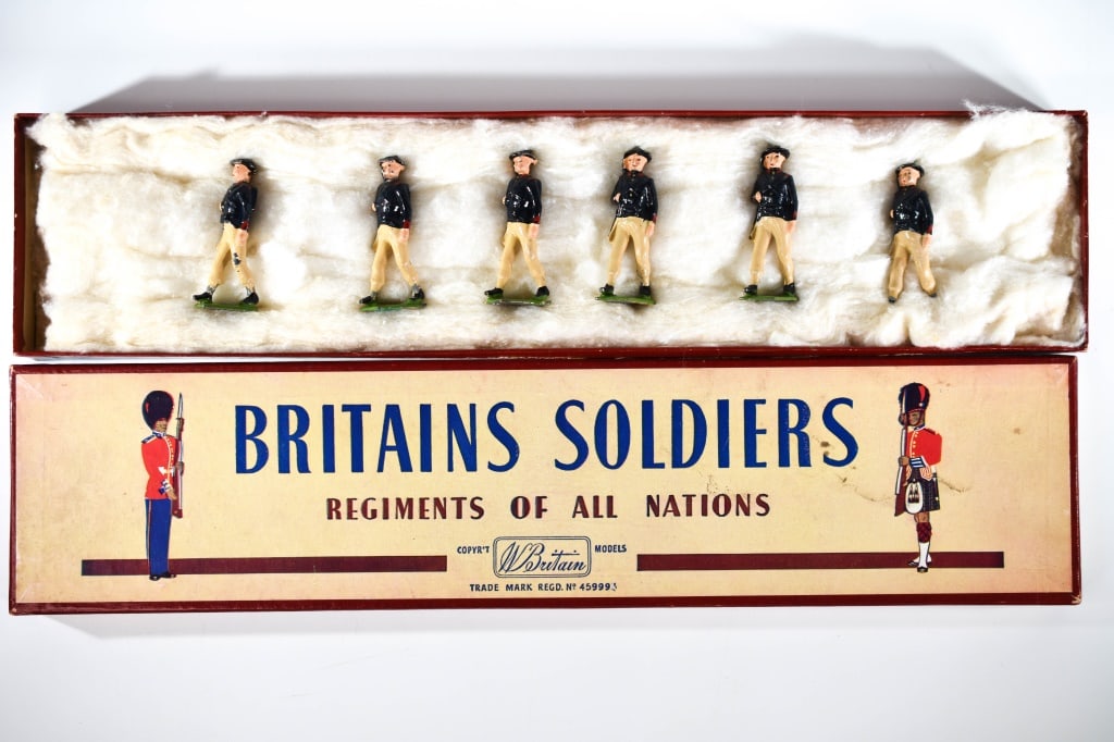 Britains Boxed Set No 169 Italian Army Bersaglieri: 6 soldiers. Some of the rifles extend past the head and some don't. 2 have damaged bases. Some paint loss. Roughly 2.25 inches tall. Insert for the box is there. Box has light wear from storage.