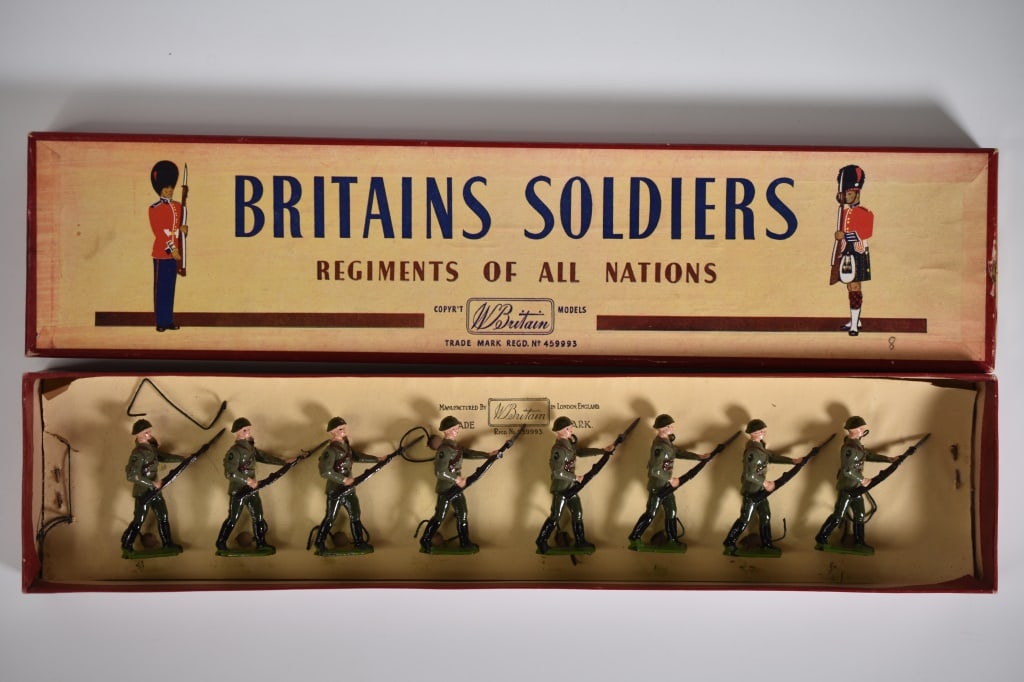 Britains Boxed Set No 2032 WWII Soviet Army: Movable arms. 8 Soldiers. Some bends in the bayonet and rifles. Some paint loss in areas. Box has the insert. Box shows light wear from storage and display.