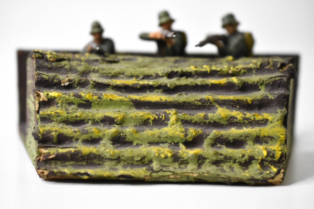 Lineol Composition German Army Soldiers w Trench (1 of 7)
