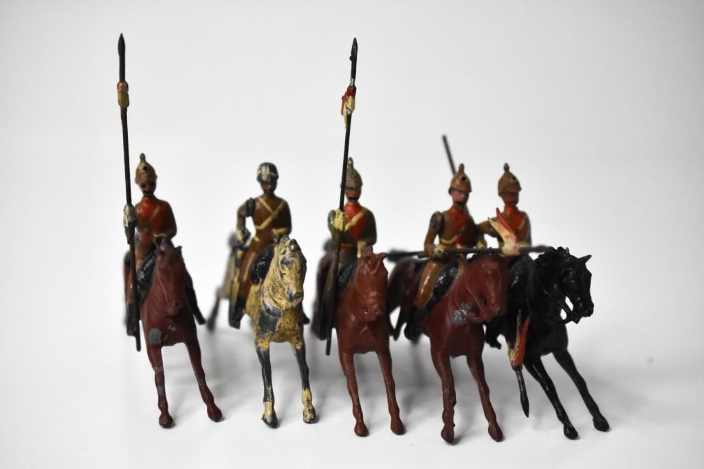 Britains Lead South Australian Lancers: Roughly 3 inches long. 1 has a broken foot another the swing arm won't stay on. Well played with set with lots of paint loss. 1 officer and 4 lancers.