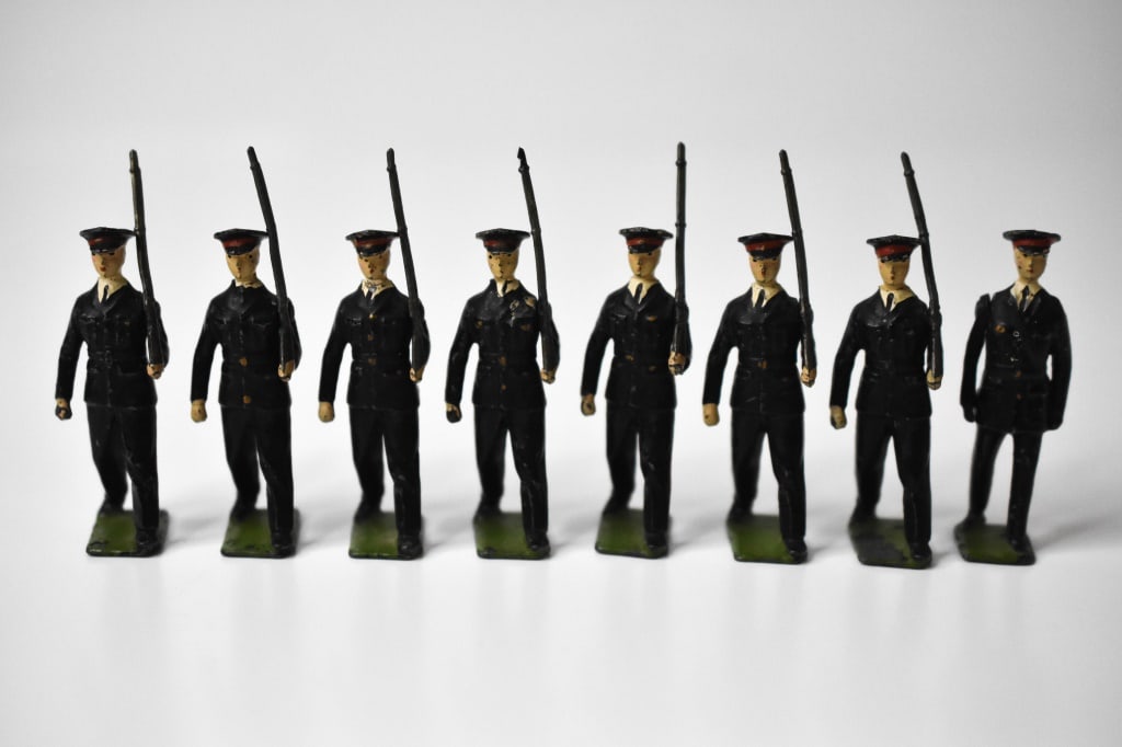 Britains Boxed 2030 New Zealand Infantry: Roughly 2.25 inches tall. 1 officer and 7 riflemen. Some paint loss in areas. Movable right arms. Box is written on. Box shows heavy edge wear. Insert for the box is there.