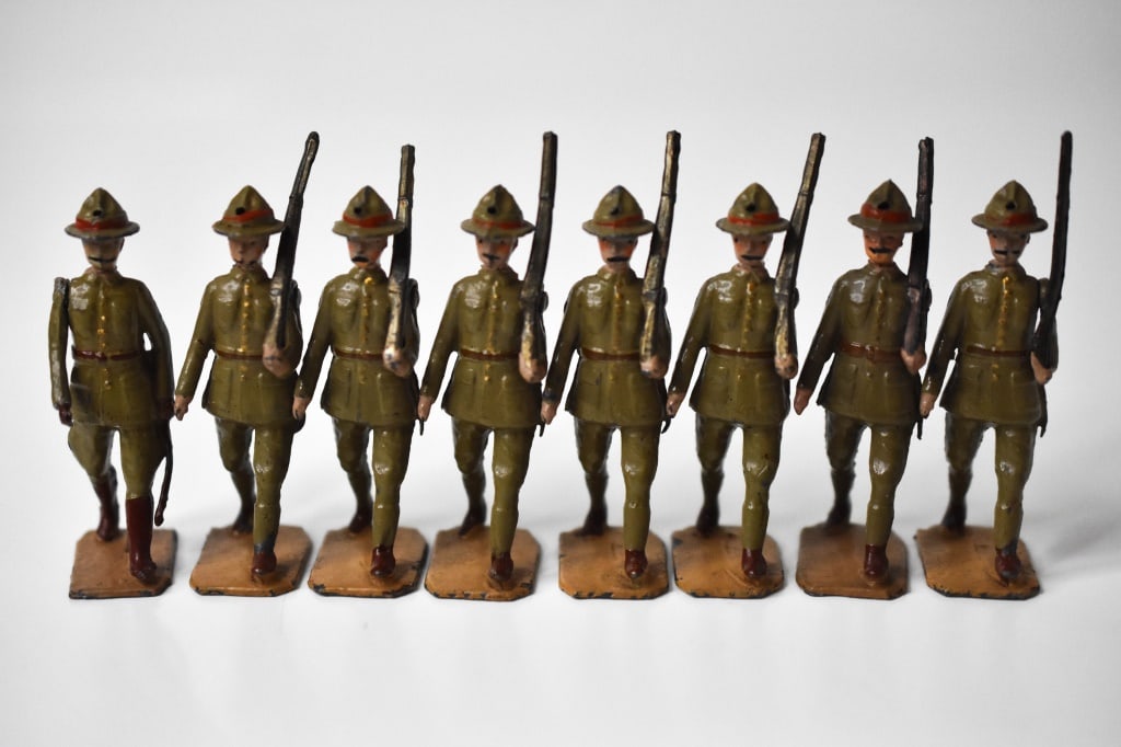8 Britains Lead New Zealand Infantry: Roughly 2.25 inches tall. 1 officer and 7 riflemen. Movable left arms. Varying degrees of paint loss.