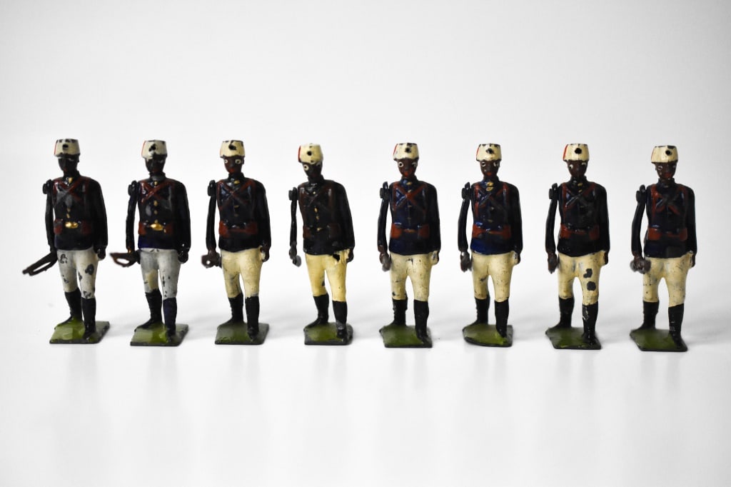 8 Britains Lead Sudanese Infantry Soldiers: Roughly 2.25 inches tall. Movable right arms. 1 has z broken rifle stock. Paint loss is easily seen on them. Played with soldiers.