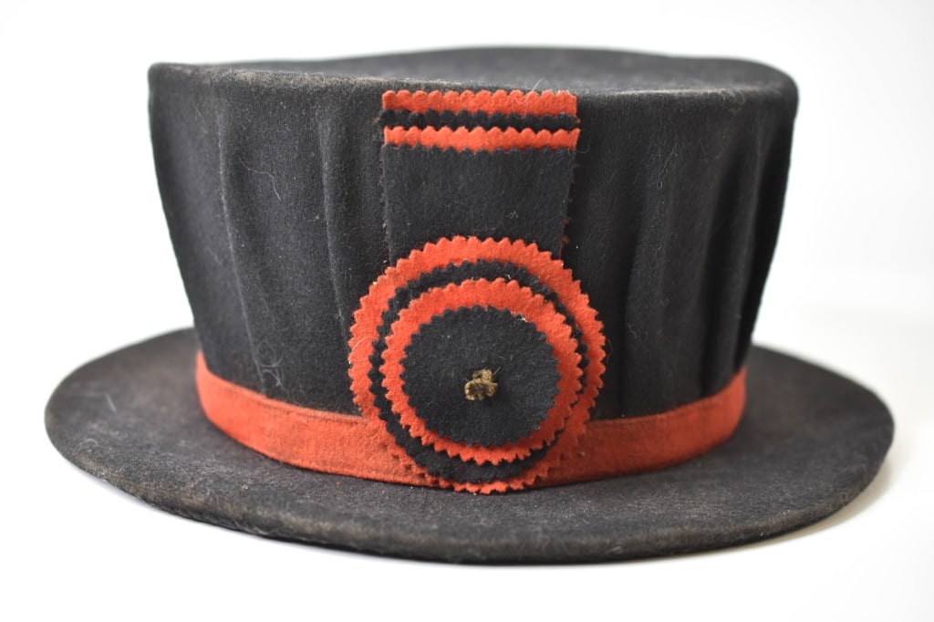 British Yeoman Warder Beefeaters Hat: Little dusty from being on display. Interior band is well stained from use. Liner has a drawstring.