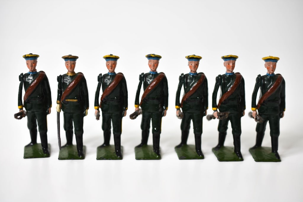 Britains Boxed Set No 133 Russian Infantry: Lead soldiers. Yellow and blue colors on the hat. Ukrainian colors. 1 of the rifleman barrel on the rifle is broken off. 6 riflemen and 1 officer. Some paint loss in areas. Roughly 2.25 inches tall. I