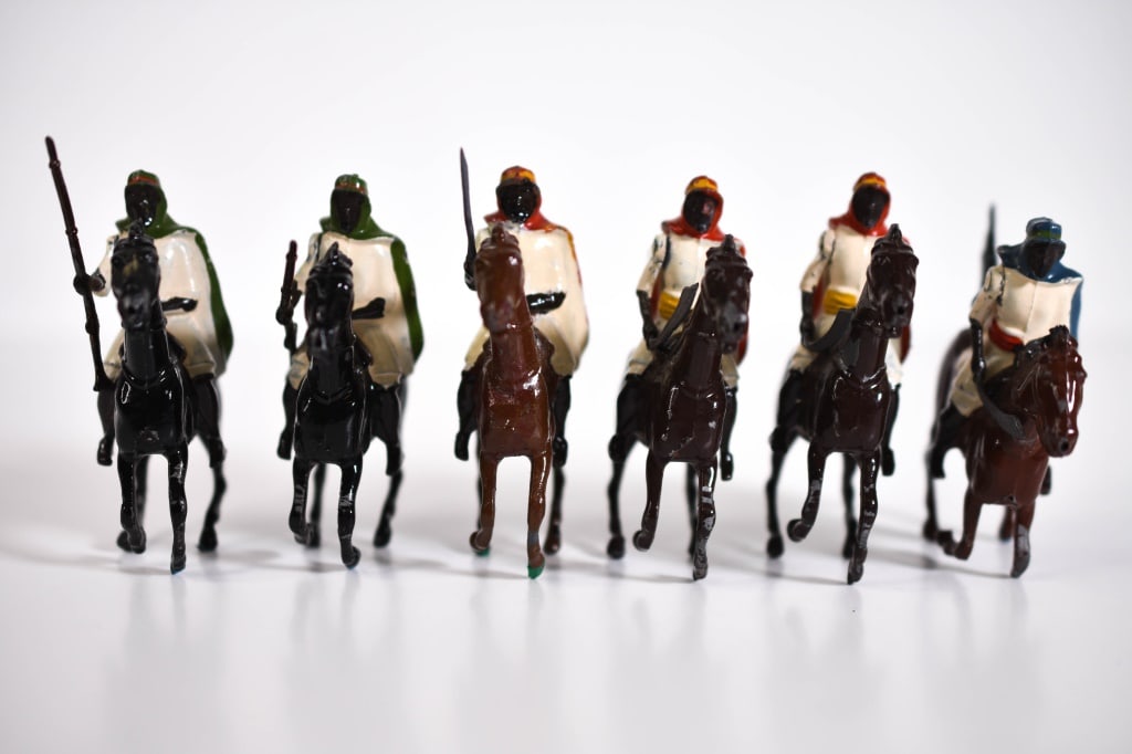 6 Britains Lead Mounted Arabs: 4 with scimatar and 2 with rifles. Blue guys horse is missing a hoof. Movable right arms. Paint loss throughout. Roughly 3 inches long.