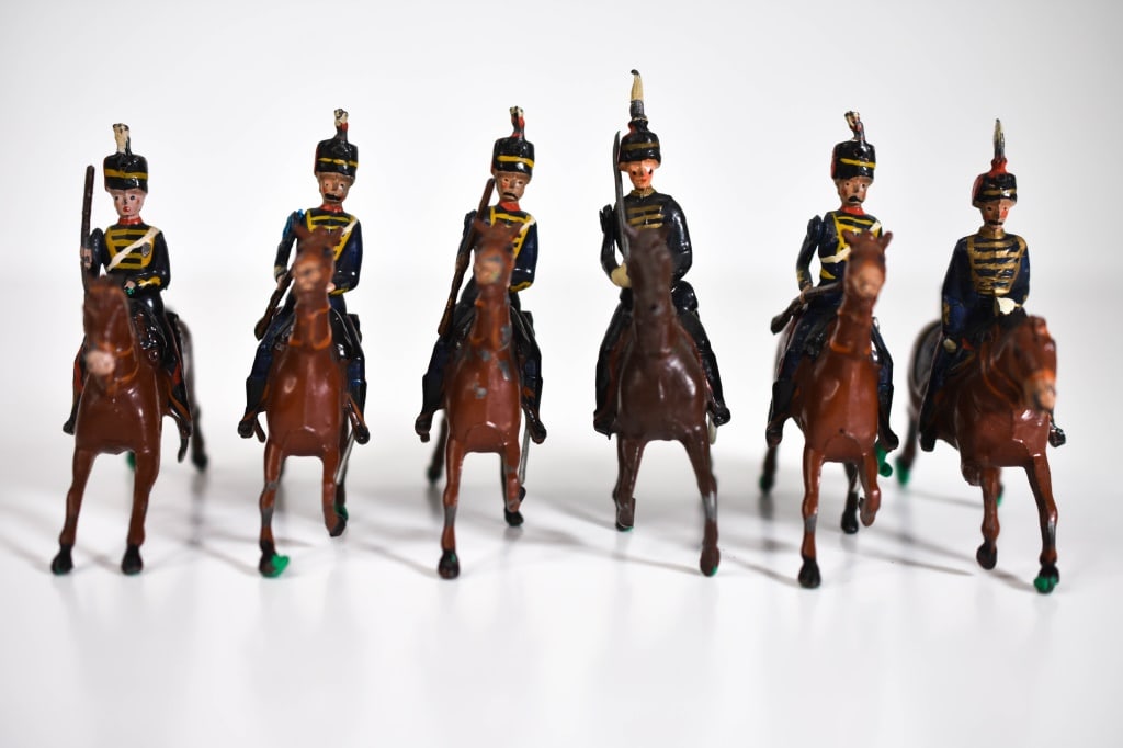 Britains Lead Mounted Guards: About 3 inches long. 4 with rifles and 2 without. All have their hooves and tails. Green stuff is putty to help them stay upright in the previous owners showcase. There is paing loss on them.