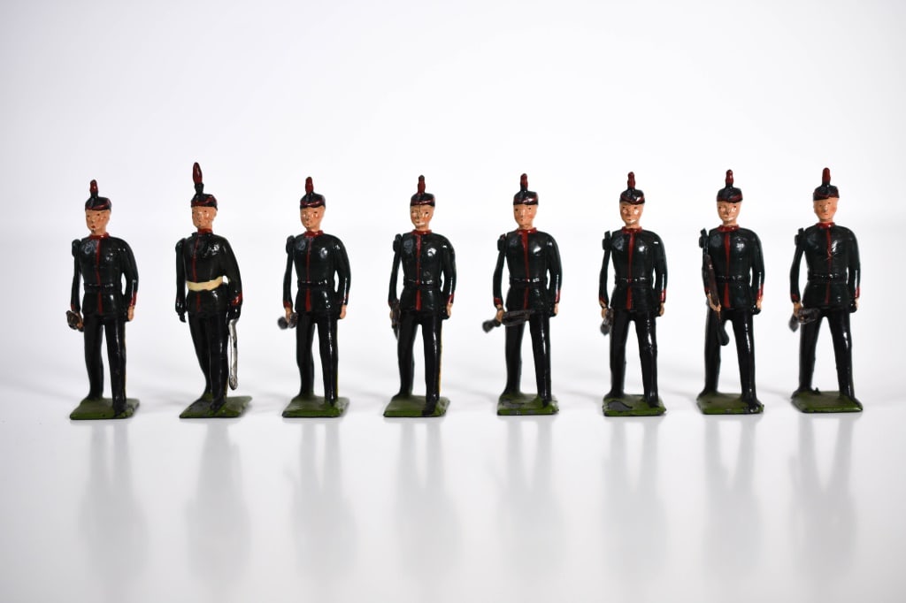 Britains Set No 2072 King's Royal Rifle Corps:: Lead figures that are roughly 2.25 inches tall. 7 riflemen and 1 officer. Movable right arms. Some light paint loss in areas.
