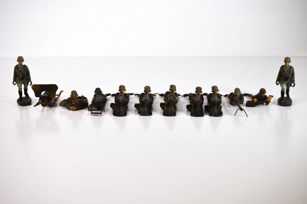 Elastolin Composition German Austrian Machine: Gunners; Roughly 4 inches long. Mixture of both German and Austrian Armies. 2 machine gun feeders, 1 MG 34 or 42 gunner, 6 machine gunners and 1 tin plate firing machine gun with soldiers carrying it.