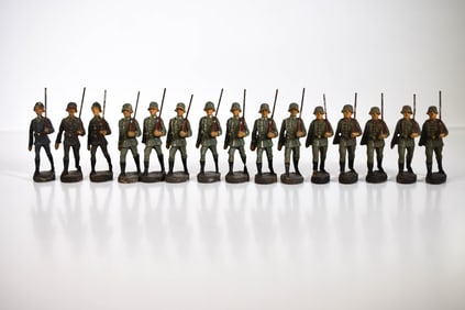 15 Elastolin Composition Marching Soldiers