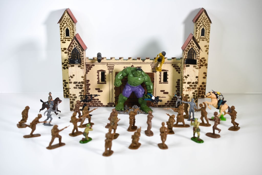 Box of Soldier Parts & Castle (1 of 11)