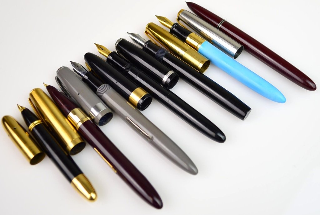 Fountain Pen Lot: Includes (7) Vintage fountain pen in used condition. makers include Venus, wearever, esterbrook, rotary