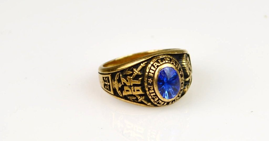 10k Gold Ladies Class Ring: 7.53g