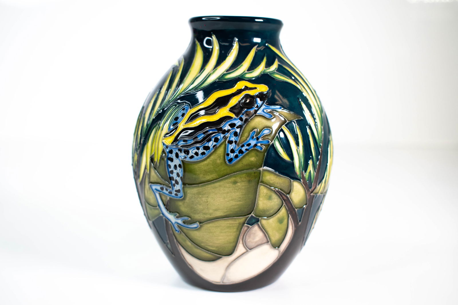 Moorcroft “Darting Frogs?? Vase by Vicky Lovatt: A superb Moorcroft vase titled “Darting Frogs,” designed by Vicky Lovatt and produced as part of the Costa Rica series within the 2016 catalogue range. Crafted in the elegant 3/5 shape, this