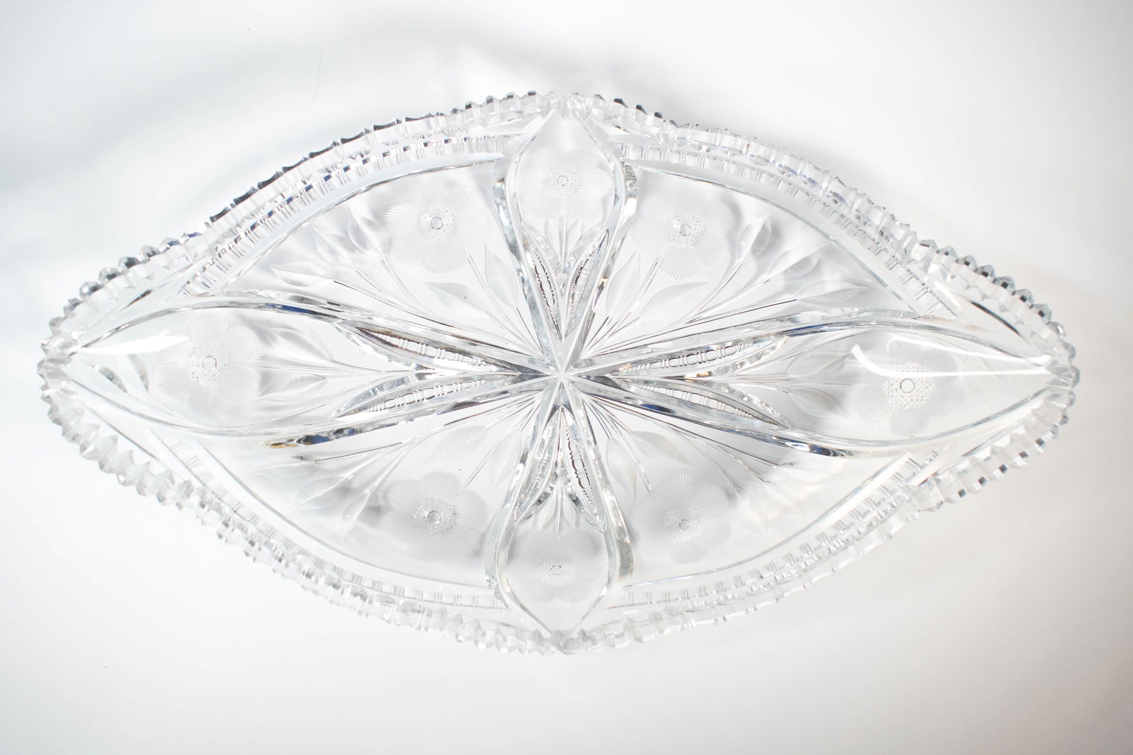 American Brilliant Period Cut Glass Oval Tray: Cut Glass Oval Tray with Starburst and Floral Motif An elegant cut glass oval tray featuring a finely executed starburst design radiating from the center, surrounded by stylized floral and petal motif