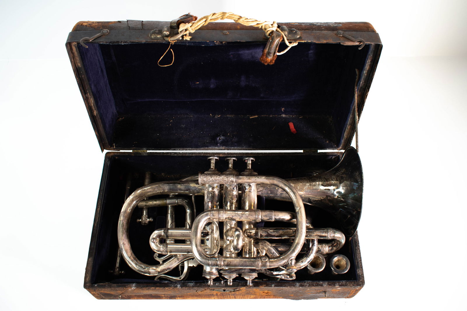 French Cornet Circa 1870: Medaille 1st class American institute A fine Silver Plated Cornet in ceremonial style. Comes with original case Box Length 14" ****We Offer In-House Shipping***
