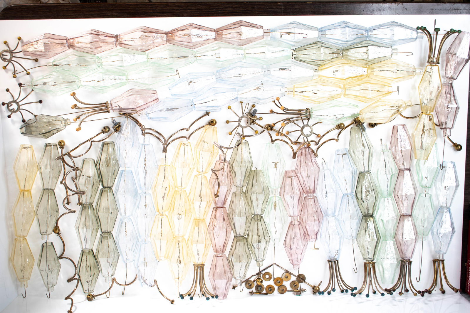 Carlo Scarpa for Venini Poliedri Murano Glass 1958: Original chandelier model Poliedri formed by polyhedric elements in various pastel colors. Includes some of the suspension parts and hangers. Rare and large collection totaling ( )pieces. For wall pen