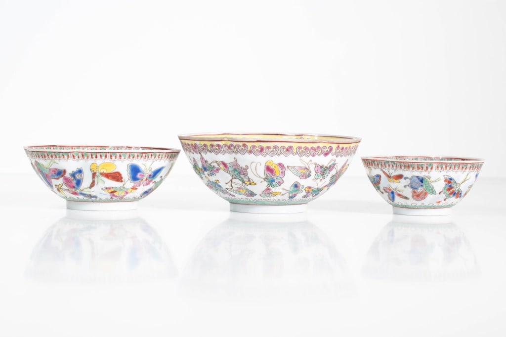 Chinese Porcelain Bowls Thousand Butterflies Bowls: three porcelain bowls , One Thousand Butterflies, Decorated nicely on the interiors and exteriors, the bottoms with four character mark and seal. Largest bowl Length 4" ****We Offer In-House