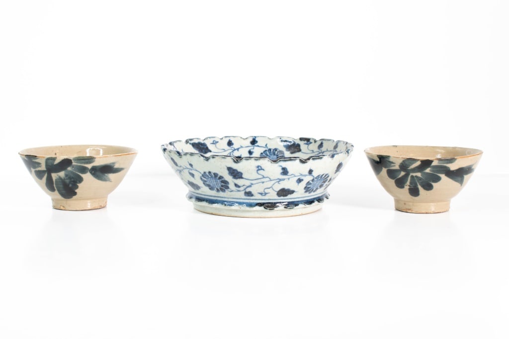 Antique Chinese Bowls: Largest bowl measures 8" wide. Lot includes underglazed blue and signed bowls ****We Offer In-House Shipping***