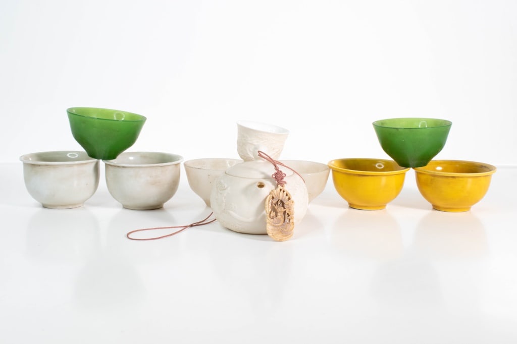 Chinese Porcelain & Peking Glass Cups & Pot (1 of 4)