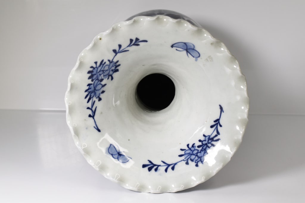 Antique Chinese Blue and White Vase - 10