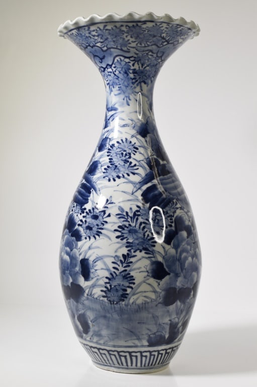 Antique Chinese Blue and White Vase - 3