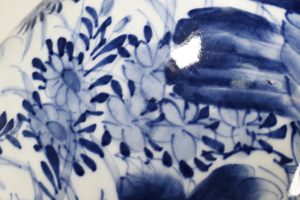 Antique Chinese Blue and White Vase - 6