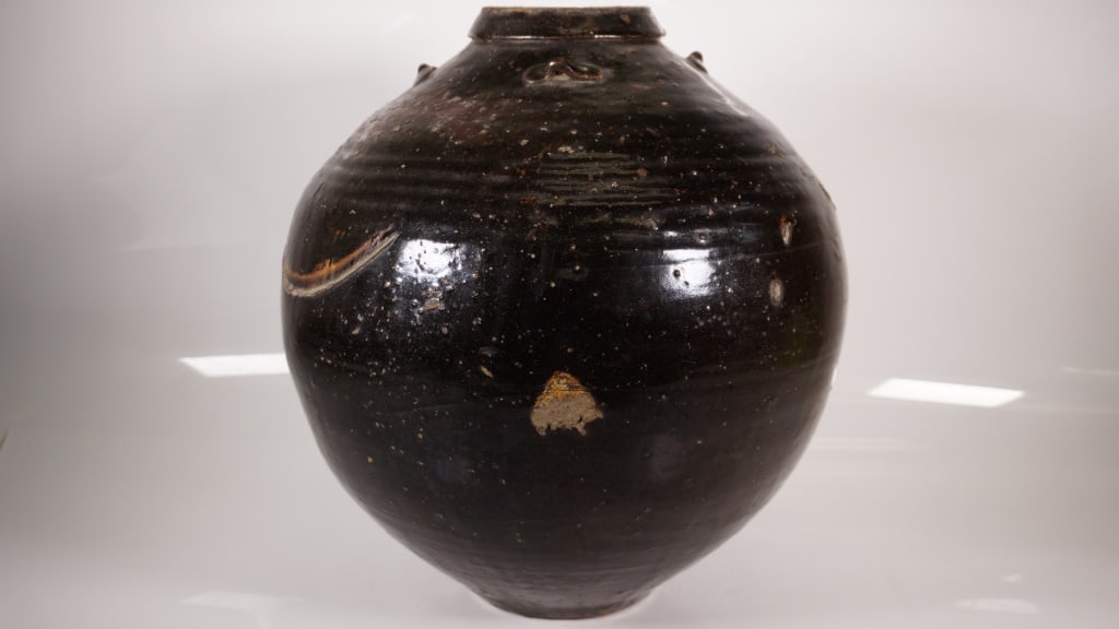 Earthenware Pottery: Includes a fine example of earthenware pottery measuring approx.