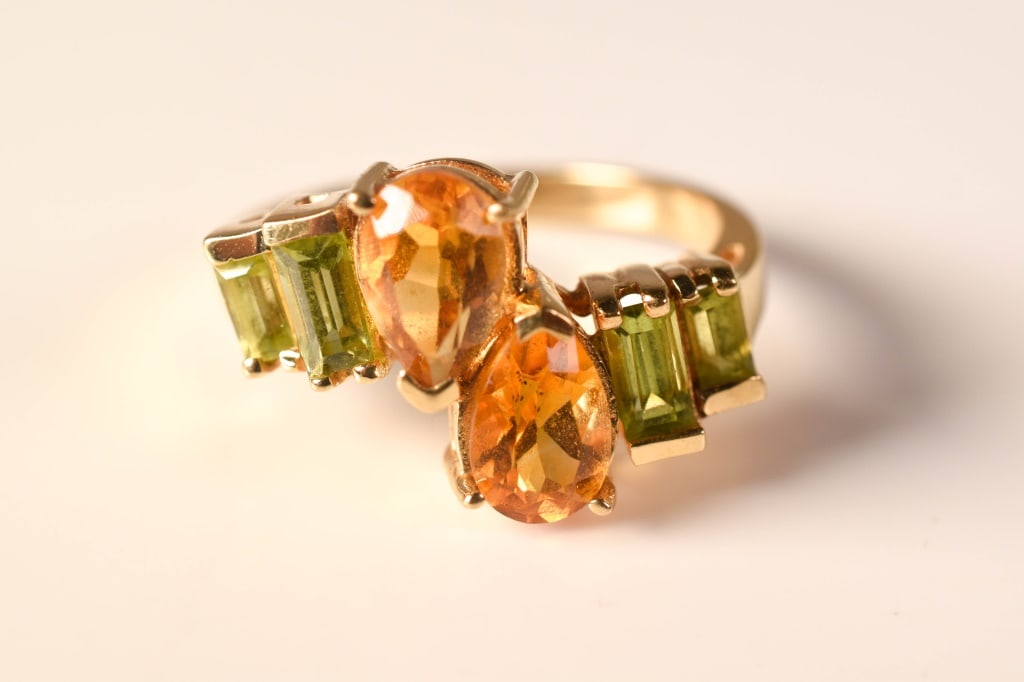 14K Gold, Citrine & Peridot Ring 5.1 Grams: 2 pear cut citrines apx 8mm x 5mm; 4 rectangular step cut peridot apx (2) 5mm x 3m, (2) 4mm x 2mm