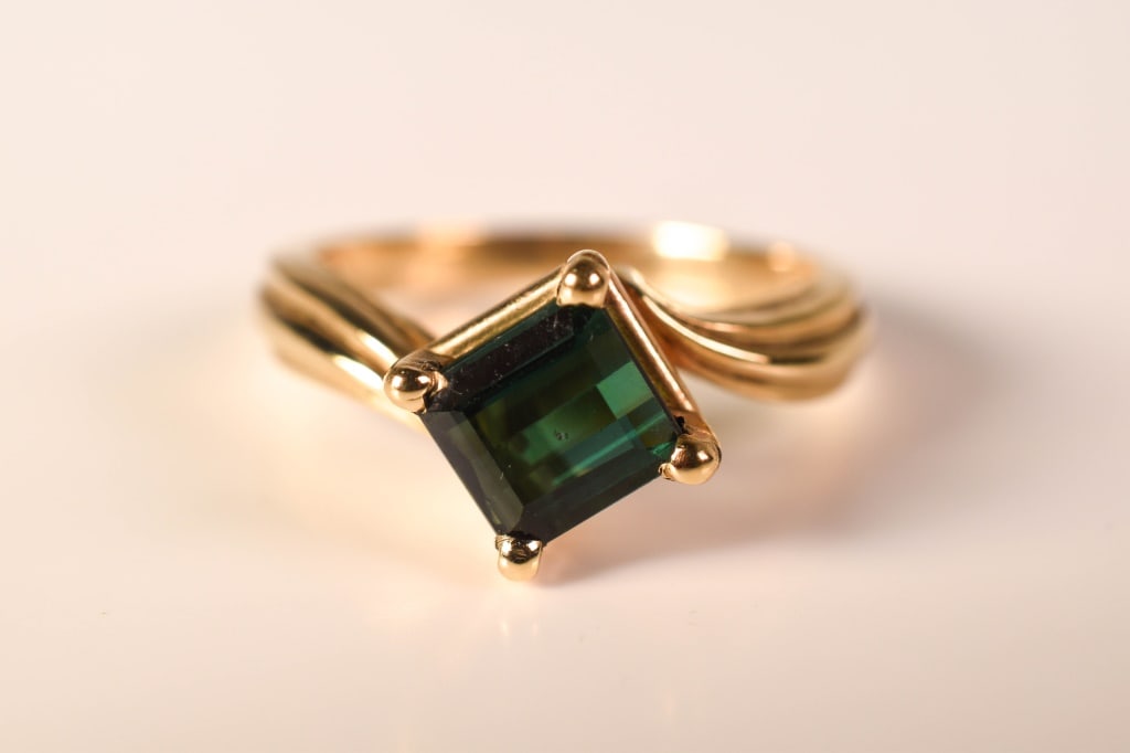 14K Gold & Tourmaline Ring 4.8 Grams: Step cut green tourmaline apx 6mm x 6.5mm x 3.5mmSize: 7.75