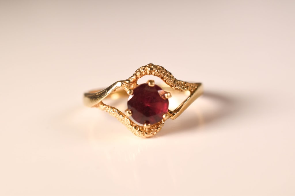14K Gold & Garnet Ring 2.9 Grams (1 of 5)