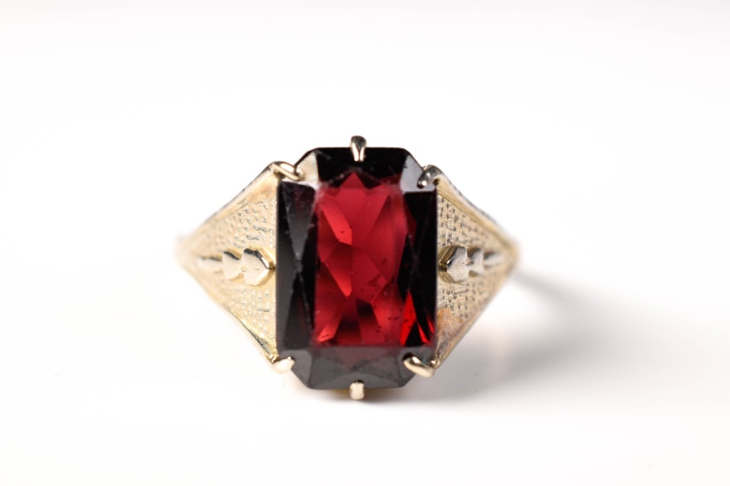 14K Gold & Garnet Ring 4.4 Grams (1 of 6)